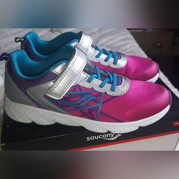 Saucony running shoes - Picture 2 of 9